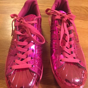  - Lackerade fushiafärgade adidas dojor. Använda 1 gång! I super fin skick! 