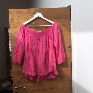  - Söt somrig blus, typ one size. Finns i vitt också! 