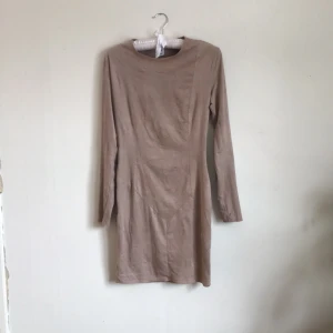  - Fakesuede klänning från Nelly, nyskick👩🏽🐆 inklusive frakt