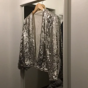  - Jacka från beyond retro, en rak modell Kan mötas upp i Göteborg eller skickas på posten!  (Köparen står då för frakten för ca 55 kr)  