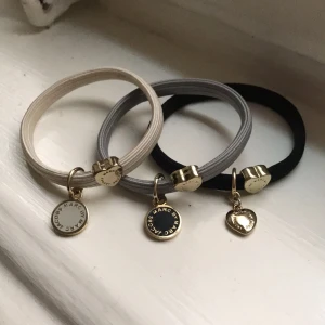  - 3 x Marc Jacobs stackable armband inköpta på Marc Jacobsbutiken vid Stureplan för ett par år sedan men aldrig använda. Supersöta! 
