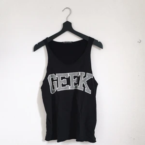  - Snyggt linne med texten "geek" på bröstet. Väldigt skönt material. Frakt tillkommer! 