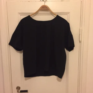  - Lite oversize i modellen med en "ficka" bak. Från weekday! Nyskick. 