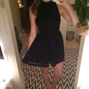  - Superfin svart klänning ifrån HM. Spetslager som hänger över ett svart tyg, väldigt fin rygg, med knäppning. Den sitter tight, är rätt enligt storlek. 