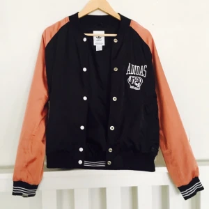  - "Adidas originals boxing jacket" Använd en gång. Perfekt skick. Frakten ingår i priset. Nypris låg på ca 1500 kr. Storlek 38 men sitter också snyggt på mig som är en 34/36. Ljuset på bilden gör inte riktigt rättvisa då den är något mer gammelrosa irl.