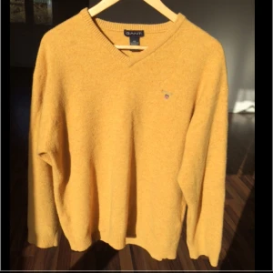  - Gant tröja i ljus senapsgul ull. Står att det är storlek XXL men passar även fint på någon som har storlek M, det beror på hur man vill att tröjan ska sitta. Superfin färg!☘️