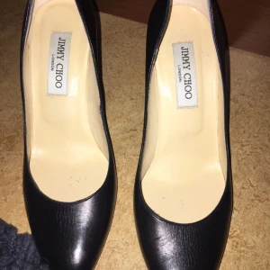  - Jimmy Choo låga klackskor i svart läder. Endast använda 1-2 gånger och ser finare ut i verkligheten. Nypris är 4 400 kr, fått dem i present så jag säljer för 1 000 kr kan tänka mig gå ner i pris vid snabb affär. 