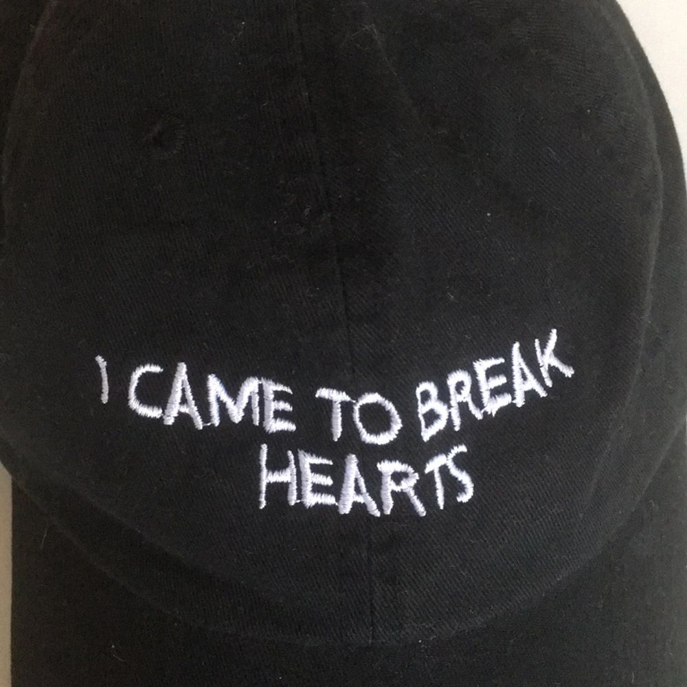 I came to break hearts cap, same as rihanna wears . Accessoarer.