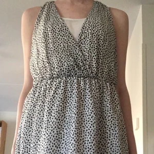  - Klänning med snyggt fall i svart-vitt mönster. Slutar strax ovanför knät. Material: polyester 

Jag skickar med posten eller möter upp i Stockholm. Betalning via Plick, kontoinbetalning, kontant eller swish.