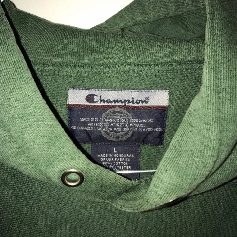 Grön vintage champion collage hoodie! Säljer den pga använder den inte längre. . Hoodies.