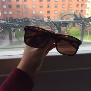  - Äkta Ralph Lauren glasögon, köpta i Italien. Ny priset var 1000kr. Använda någon enstaka gång men ser nya ut. Funkar för både killar och tjejer  Swish funkar som betalning  Kan tänka mig att prata om priset, frakt ingår 