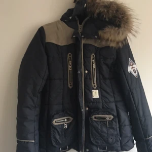  - Snygg dunjacka med pälskrage. Priset är exkl frakt ✨