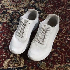  - Supersnygga vita sneakers från Pull&Bear. Använda ett par gånger, tvättade (för hand) efter det. Säljer eftersom jag insett att de tyvärr är för små för mig som normalt har strl 40. Frakt tillkommer! 