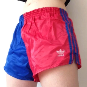  - Vintage shorts från Adidas, 70-tal i fint skick.  Har även burits av Henrik Schyffert i ett avsnitt av Landet brunsås.  Som sagt, fint skick förutom en som som gått upp på baksidan, men det är enkelt lagat. Skulle behållt dessa själv om de inte vore lite för stora.