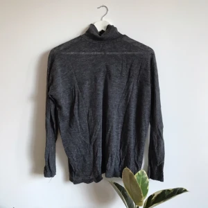  - Lite transparent polotröja i oversized-modell