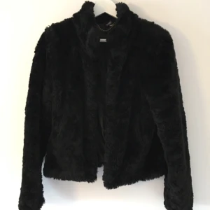  - Kort jacka i fuskpäls från HM. Väl använd och omtyckt men har blivit för liten. Grym model. Köparen står för frakt eller mötes upp i Sthlm/Uppsala 