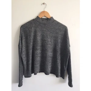  - Härlig tröja från H&M! Sparsamt använd. Frakt inräknat i priset