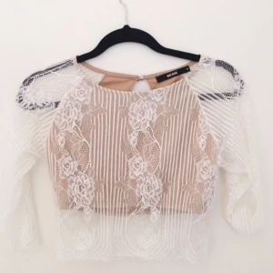  - Cropped topp med spetsdetalj. Storlek M men som en S. Från Bik bok, som ny då den aldrig är använd! 
