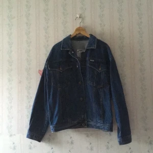  - Mörkblå jeansjacka köpt på second hand. M/L i storlek. Frakt tillkommer.
