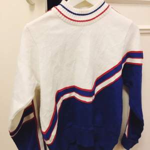 Säljer en äkta cheerleader tröja (vintage). Köparen står för frakten ✨
