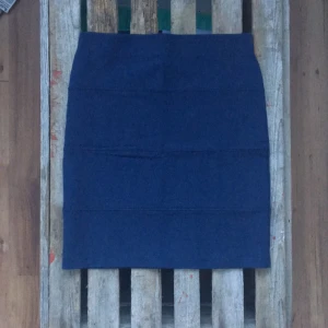  - Marinblå kjol från Pull & Bear!