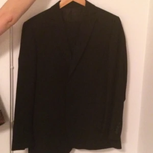  - Batistinikostym fint skick 300 kr 33/30, runt 48 kavajen.  Riley black kavaj, 48. Lite smal i ärmarna 200 kr