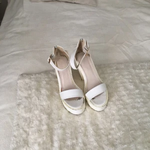  - Vita skor köpta utomlands