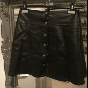  - Äkta skinnkjol, vintage. Knappar hela vägen. Köpt second hand och insydd till en mindre storlek, från ca  L till S. 