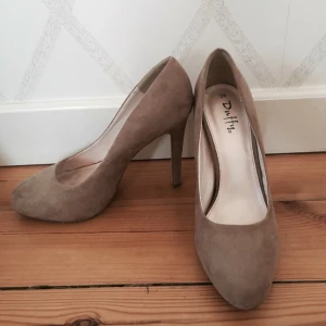  - Ett par beiga pumps från Duffy. Klackhöjd:12 cm. Bra skick förutom vanlig förslitning på undersida. Enbart använda 2 gånger.  Frakt tillkommer. 
