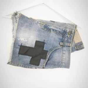  - Jeansshorts med svarta detaljer. Endast provade. 