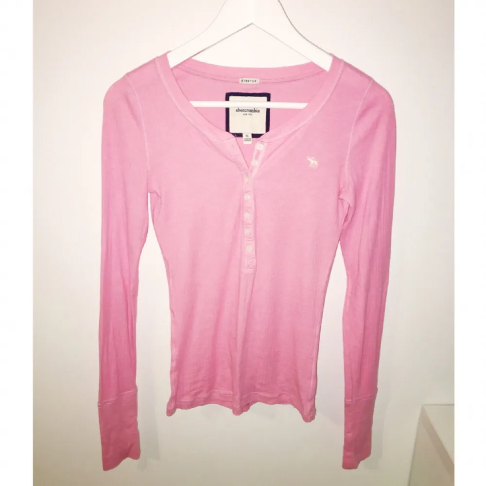 Långärmad tröja i ljust rosa från Abercrombie & Fitch, passar från en XS-M i och med stretch. Strl kids XL. Bruksskick.. Toppar.