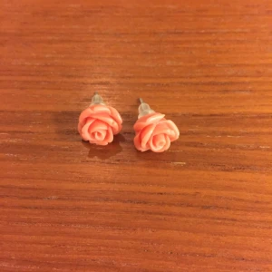  - Korallfärgade rosörhängen. Ca 1cm stora.