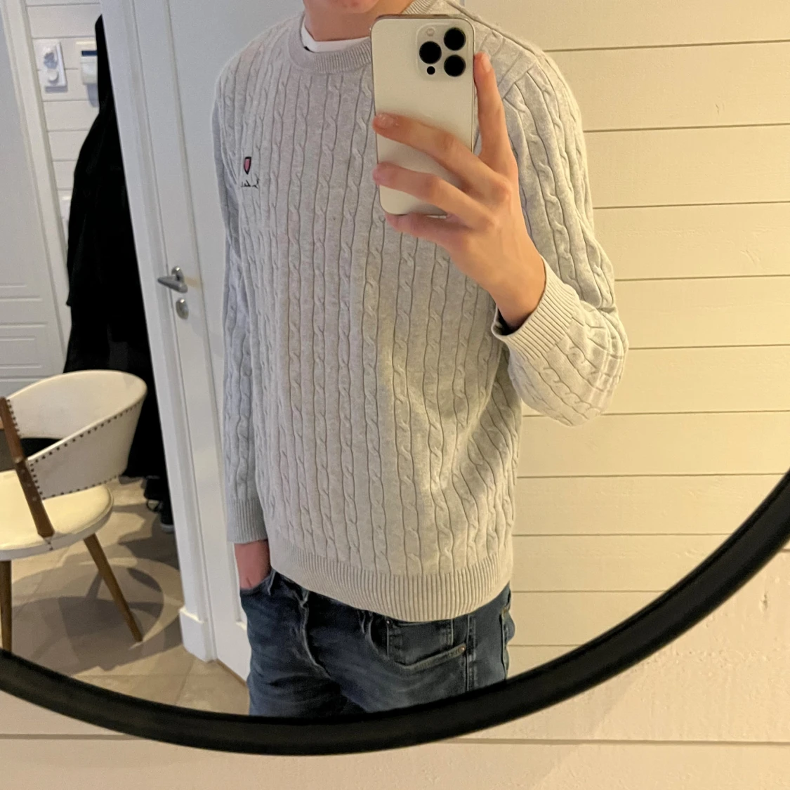 Ljusgrå kabelstickad tröja Bondelid