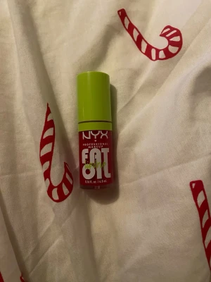 NYX Fat Oil Lip Drip läppglans - NYX Fat Oil Lip Drip är ett läppglans i en klarröd nyans. Tuben rymmer 4,8 ml. Formulan är oljebaserad och ger glansiga, återfuktade läppar. Helt ny, aldrig använt. Säljer då jag inte gillar färgen 💕💕