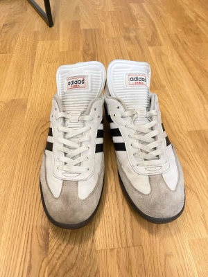 Adidas samba - Selling these adidas samba shoes! Unfortunately the box was damaged so the box doesn't come with. Size: Eu 44,5Condition: 7/10 Item will be shipped within 24 hours of purchase!  Feel free to contact me if you have any questions!