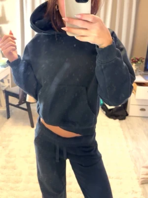 Marinblått sett lager157  - Hoodien är i storlek XS och byxorna med! Byxorna går att vika ner så de blir Lågmidjade som jag gjort på bilden! Priset går att diskutera och skicket är 9/10 på båda! 