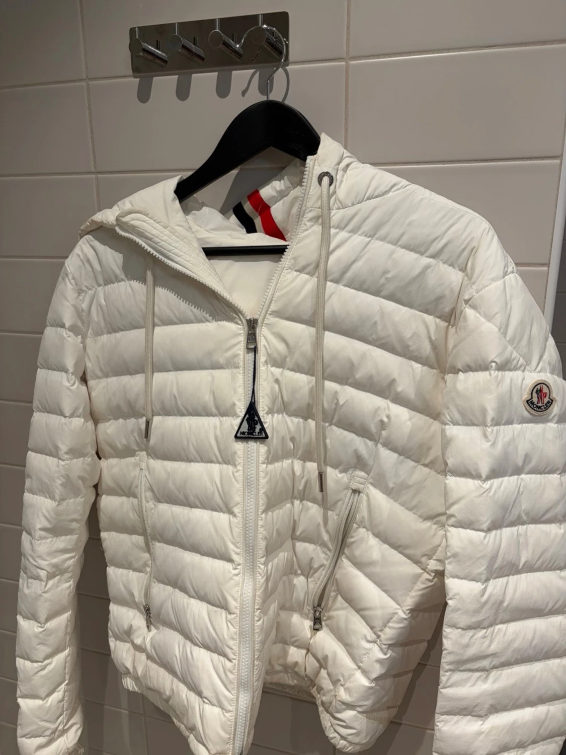 Vit Moncler pufferjacka med huva