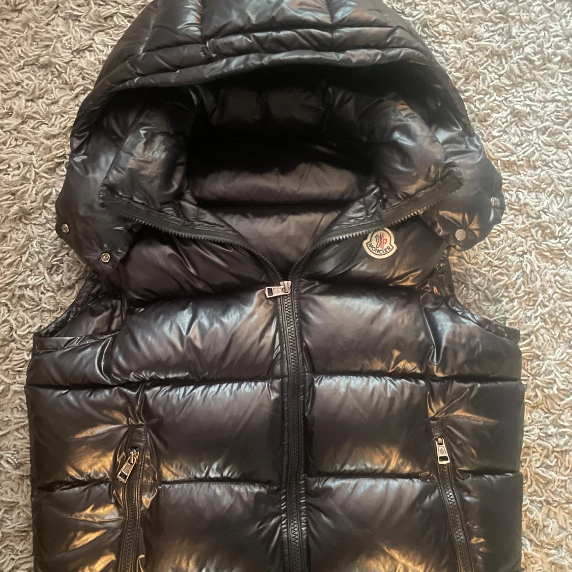 Svart dunväst från Moncler med huva