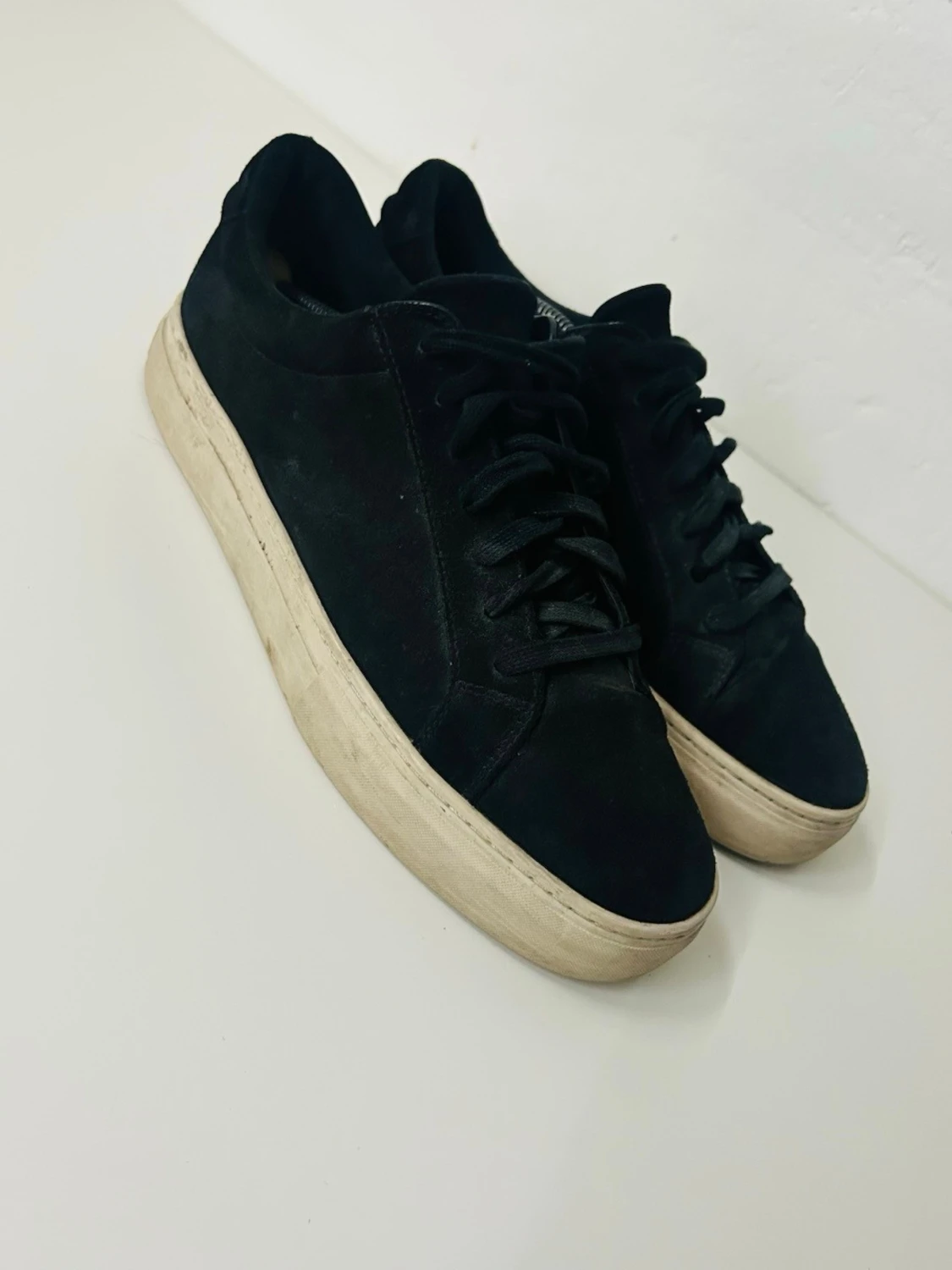 Svarta sneakers i mocka med vit sula - 1