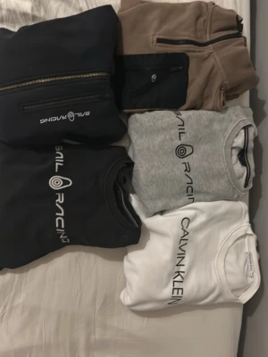 Svart Sail Racing hoodie med dragkedja - Allt för 700 annars styckvis pris här nedanför 👇          Svart sail racing full zip storlek 170, 250kr.                Brun sail racing halv zip storlek 170, 200kr.                     Grå sail racing sweatshirt storlek 160, 150kr.                Svart sail racing sweatshirt storlek 160, 150kr.                Vit Calvin Klein sweatshirt storlek 170, 150kr.   