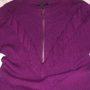 Lila stickad tröja  - Säljer en lila stickad tröja från Brave Soul med lång ärm, super snygg och säljer pga för lite användning😊💜