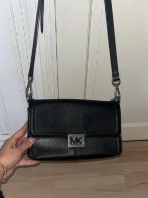Micheal kors väska - Säljer denna då den inte kommer till användning. Köpte för ca 4 år sen för ca 4000kr. Lite små repor på det silvriga märket längst fram men inget som stör. Pris kan diskuteras!