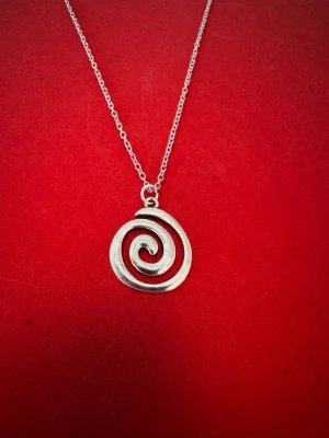 Spiral halsband ! - Halsband som inte är i äkta silver/guld. Kedja är oftast 50cm men kan ibland komma i 45cm. Kedja är rostfritt stål, berlock oftast i zinklegering men kan även det i vissa fall vara rostfritt stål. Be gärna om mått på berlock om detta är viktigt då bilderna är missvisande när det gäller hur stora dom är! 🌹❤️  Allt är nytt även om de kan stå ”mycket bra skick” , detta mest för att Vinted inte ska fundera på varför jag bara har nya saker .  Bud accepteras inte 🥰🌹
