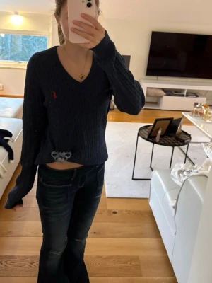Polo Ralph lauren tröja  - Säljer min jätte fina mörkblåa tröja från Ralph lauren i storlek XL(liten i storleken så skulle säga att den mer känns som S). Tröjan är i hyfsat bra skick. Säljer den för 450 men pris kan diskuteras☺️
