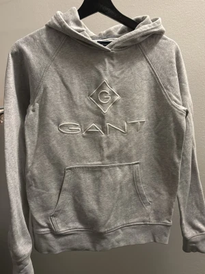 Hoodie GANT - Ljusgrå hoodie GANT