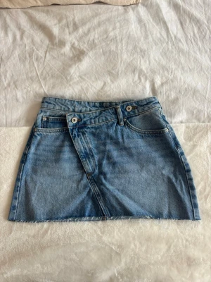 Blå jeanskjol från Zara - Superfin jeanskjol från Zara som bara är använd 2 gånger! Jättefin att ha till sommaren💕