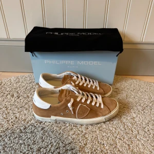 HELT NYA Philippe model prsx - Jag säljer ett helt par nya philppe models i storlek 41 | Box och dustbag ingår | Hör gärna av er vid frågor och funderingar!🤗