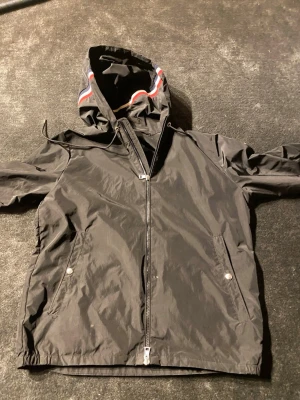 Moncler vindbraker  - Säljer denna fetta moncler jacka för att jag hade den hemma och den passade bara inte mig skriv gärna vid frågor och priset är inte hugget som stuket 👏👏👏👏👏