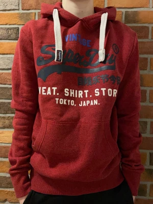 Superdry hoodie - Röd Vintage Superdry hoodie i mycket bra skick 👏 | Storlek M 📏 | Vid frågor är det bara att hör av sig ✍️ | Frakt inom 48h 📦