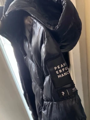  Peak Performance Jacka - Säljer en svart pufferjacka från Peak Performance strl 170 passar xs/s typ. Några år gammal men funkar fortfarande 💕